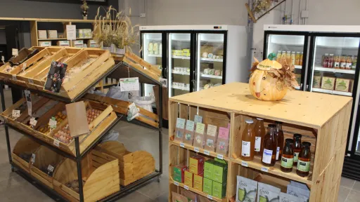 Botiga ecològica amb prestatges de fusta i neveres plenes de productes naturals.